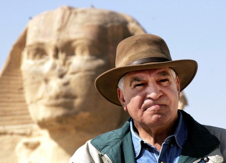 Medietække. Zahi Hawass fotograferet i 2007 foran sfinksen i Giza – og iført sin elskede Indiana Jones-hat, som han kalder sin »lykkehat«.  Arkivfoto: Amr Nabil/AP 