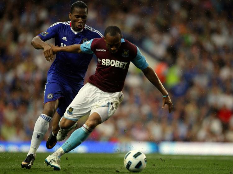 regnkamp. Didier Drogba (tv) havde endnu en fin kamp for Chelsea, men han blev skiftet ud med Fernando Torres, som nu har scoret sit første mål i den blå trøje. 