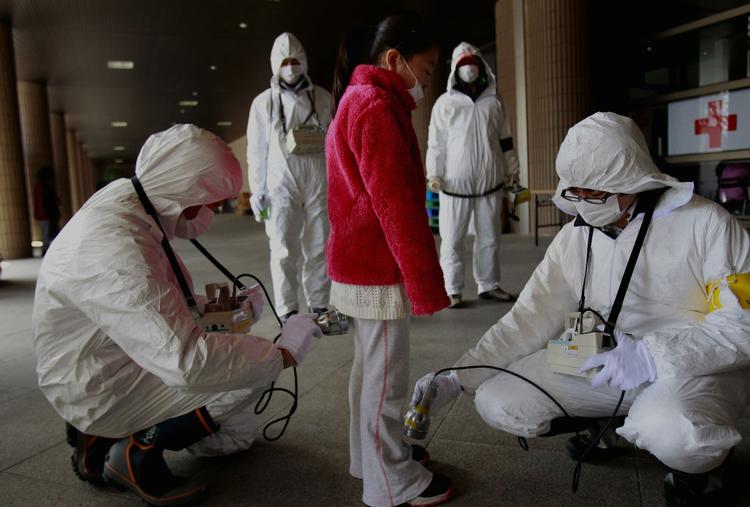 Farligt. En ung japaner bliver målt for radioaktivitet efter ulykken på Fukushimaværket. 