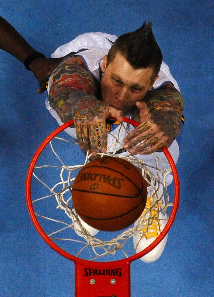 scoring. Kurven i basketball sidder 3,05 meter oppe i luften og det er ikke unormalt, at der i NBA scores omkring 200 point per kamp. 