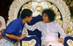 Sai Baba havde gode forbindelser til mange kendte mennesker. Her er han sammen med en af Indiens criketspillere Sachin Tendulkar. 