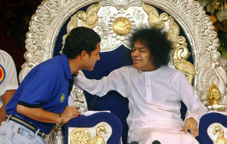 Sai Baba havde gode forbindelser til mange kendte mennesker. Her er han sammen med en af Indiens criketspillere Sachin Tendulkar. 