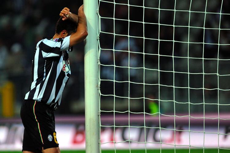 Øv. Fabio Grosso ærgrer sig efter Catanias udligning. 