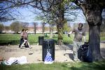 Svineri. De solglade københavnere er dårlige til at rydde op efter sig, når de forlader plænerne i Kongens Have. 