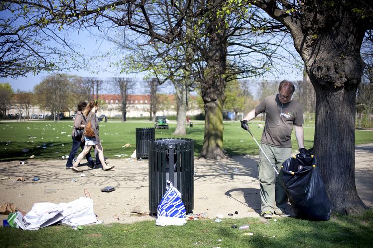 Svineri. De solglade københavnere er dårlige til at rydde op efter sig, når de forlader plænerne i Kongens Have. 