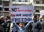 Borgerjournalistik. Dette billede er taget med mobiltelefon af en anti-Assad demonstrant og sendt til fotobureauet AP. Ikke alle syrere mener, at Assad har fortjent særlig ros for at have ophævet undtagelsestilstanden i Syrien. Ifølge AP skrev fredsaktivisten Suhair Atassi følgende på sin Twitterprofil: Undtagelsestilstanden blev væltet, ikke ophævet. Det er et resultat af demonstrationer, protester og blodet fra de martyrer, der råber på frihed«. 