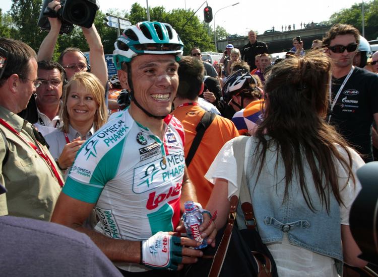 Sejrssmil. Philippe Gilbert var i højt humør, efter han var cyklet først over målstregen i det klassiske endagesløb Liege-Bastogne-Liege. 