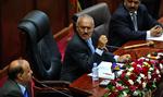 Yemen. Golfstaternes Samarbejdsråds politiske overgangsplan, der skal sikre at den forhadte præsident Saleh træder tilbage, skaber splid i oppositionspartier. 