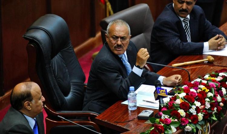 Yemen. Golfstaternes Samarbejdsråds politiske overgangsplan, der skal sikre at den forhadte præsident Saleh træder tilbage, skaber splid i oppositionspartier. 