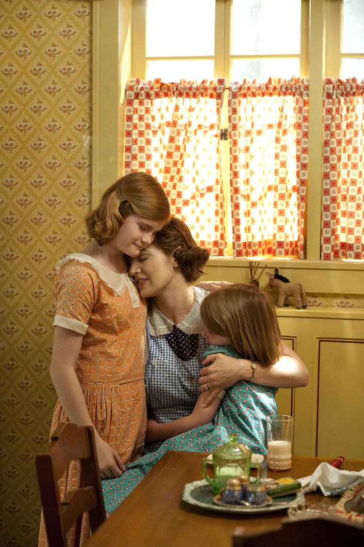 Hjertegribende. Kate Winslet brillerer i rollen som Mildred Pierce, der bliver enlig mor, da hun sætter sin utro ægtemand på porten. PR-foto: Canal+ 