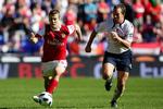 Fight. Arsenals Jack Wilshere, tv, og Boltons Kevin Davies, th. 