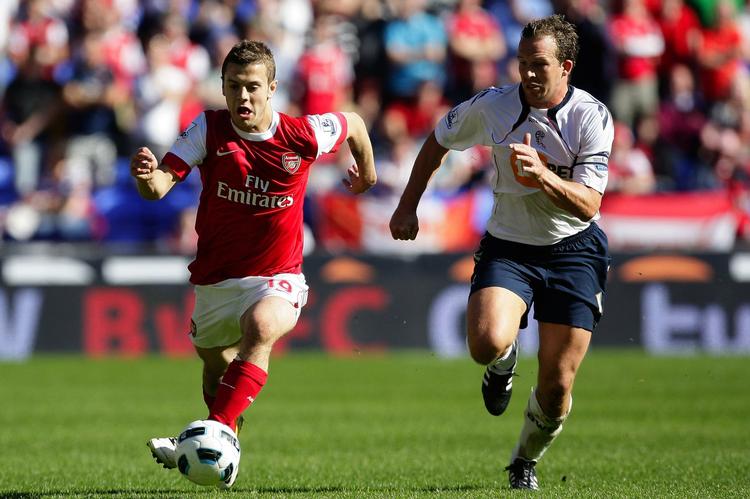 Fight. Arsenals Jack Wilshere, tv, og Boltons Kevin Davies, th. 