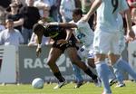 Nærkamp. OB's Kalilou Traore (t.v.) i infight med Quincy Antipas fra Sønderjyske. 