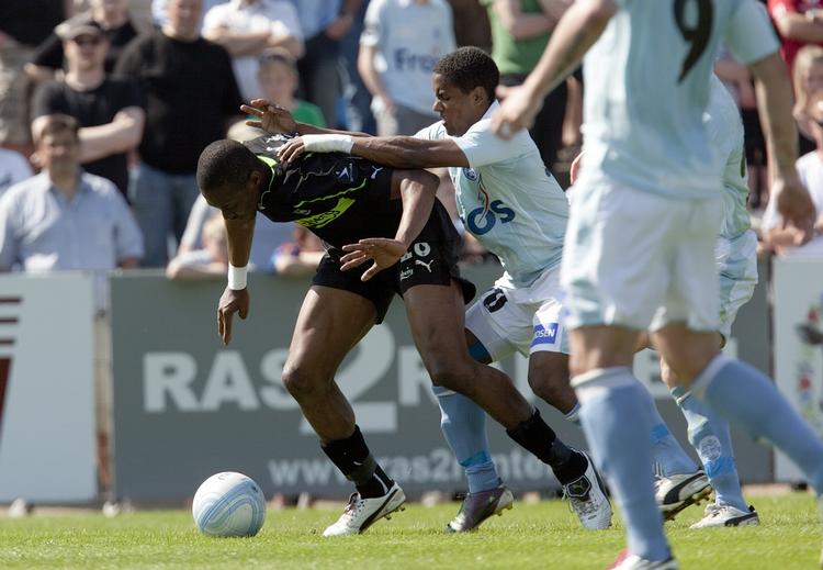 Nærkamp. OB's Kalilou Traore (t.v.) i infight med Quincy Antipas fra Sønderjyske. 