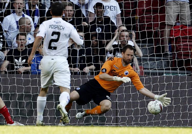redning. FCK-målmanden Johan Wiland havde en fantastisk tredobbelt redning i 1. halvleg. 