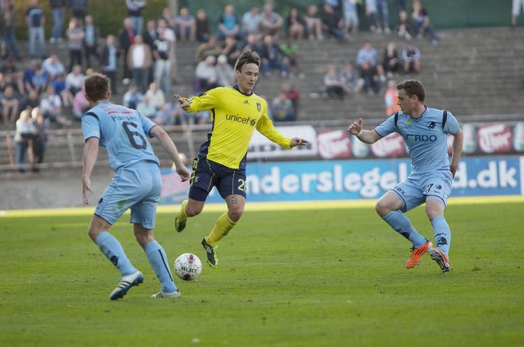 Brøndbys Mike Jensen prøver at smutte forbi Randers' Mads Hansen og Kasper Lorentzen, da Randers FC 2. Påskedag hjemme på Essex Park tog imod Brøndby i Superligaen. 