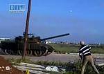 Konfrontation. Dette billede, der er taget fra en amatørvideo bragt af Sham News Network, viser en af den syriske hærs tanks nær byen Daraa. 