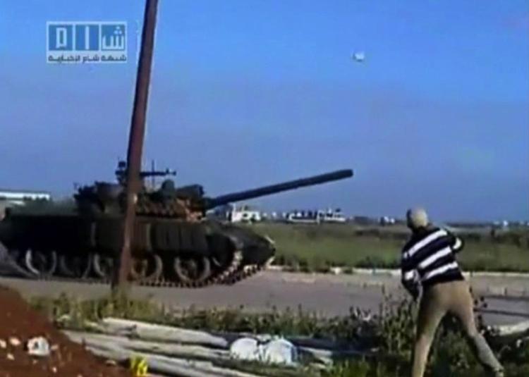 Konfrontation. Dette billede, der er taget fra en amatørvideo bragt af Sham News Network, viser en af den syriske hærs tanks nær byen Daraa. 