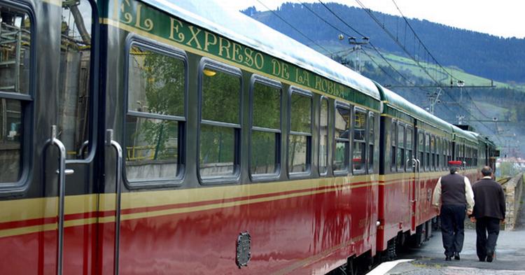 ADSTADIGT. El Expreso de la Robla glider gennem Nordspanien i samme tempo som Orient Expressen i sidste århundrede. 