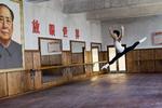 jump. På torsdag har filmen 'Maos sidste danser' dansk premiere. Her er 1960'ernes Kina gjort til skurken, mens USA er blevet forbilledet. Men sådan går det langtfra altid i Hollywood, hvor producenter og distributører er bange for kineserne. 