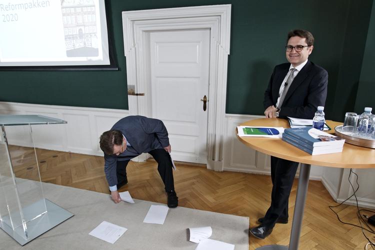 Plan. 12. april fremlagde regeringen sin økonomiske plan, der blandt andet går ud på at afskaffe efterlønnen, hæve pensionsalderen, skære på forsvaret og på uddannelse og indføre fireårige budgetlove for kommunerne. 