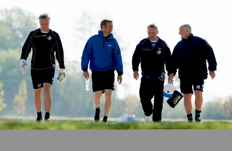 Arbejdsmænd. Det nye trænerteam på vej til dagens træningsøvelser i Randers. 