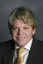 Farvel. Den lokale partiboss i Køge går af som formand efter beskyldninger om at have tiltusket sig goder. 