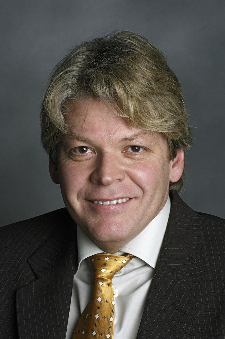 Farvel. Den lokale partiboss i Køge går af som formand efter beskyldninger om at have tiltusket sig goder. 