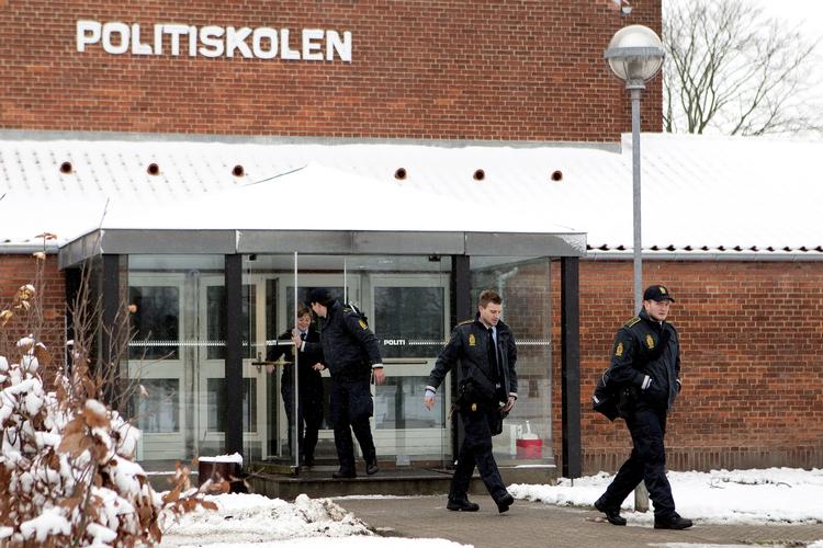 BRANDSTIFTERE. Politiskolen i Brøndby skulle sættes i brand ved natligt angreb, mener anklagemyndigheden efter anholdelsen af fire unge mænd ved skolen. 