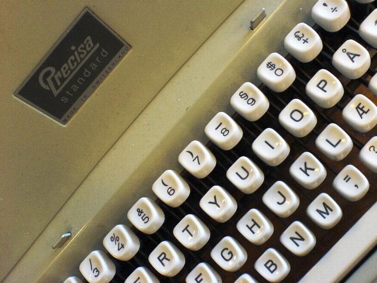 FARVEL. Den manuelle skrivemaskine opgiver nu kampen mod de nymodens computere. Her en veltjent Precisa fra de manuelle kontormaskiners storhedstid. 
