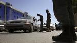 FANGEFLUGT. Afghanske betjente ved en kontrolpost, hvor bilisters papirer i jagten på den undvegne indsatte fra fængslet i Kandahar. 