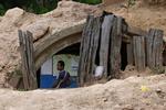 Beskyttelse. En frivillig thai står vagt ved en beskyttelsesmur ved en skole tæt på grænsen til Cambodja. Siden fredag er kampene om to gamle templer blusset op. 