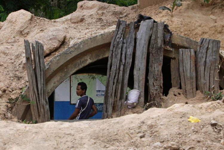 Beskyttelse. En frivillig thai står vagt ved en beskyttelsesmur ved en skole tæt på grænsen til Cambodja. Siden fredag er kampene om to gamle templer blusset op. 