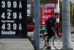 Rugbrødsmotor. Seattle midt i april, hvor en amerikaner har valgt at bruge cyklen frem for at fylde dyr benzin på bilen. 
