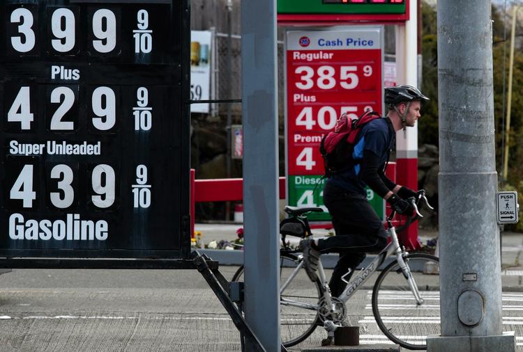 Rugbrødsmotor. Seattle midt i april, hvor en amerikaner har valgt at bruge cyklen frem for at fylde dyr benzin på bilen. 