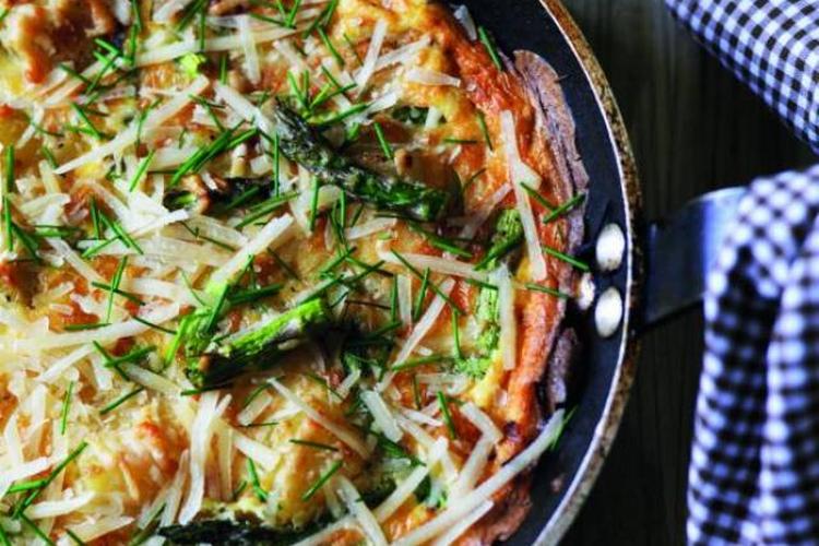 Æggekage med kartofler og squash sprød bacon og vårslat