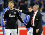 Verdensklasse. Manuel Neuer (t.v.) var i store dele af kampen en levende mur bag Schalkes elendige forsvar. Alex Ferguson kvitterede med et solidt klap på skulderen. 