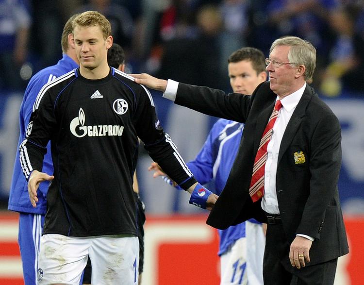 Verdensklasse. Manuel Neuer (t.v.) var i store dele af kampen en levende mur bag Schalkes elendige forsvar. Alex Ferguson kvitterede med et solidt klap på skulderen. 