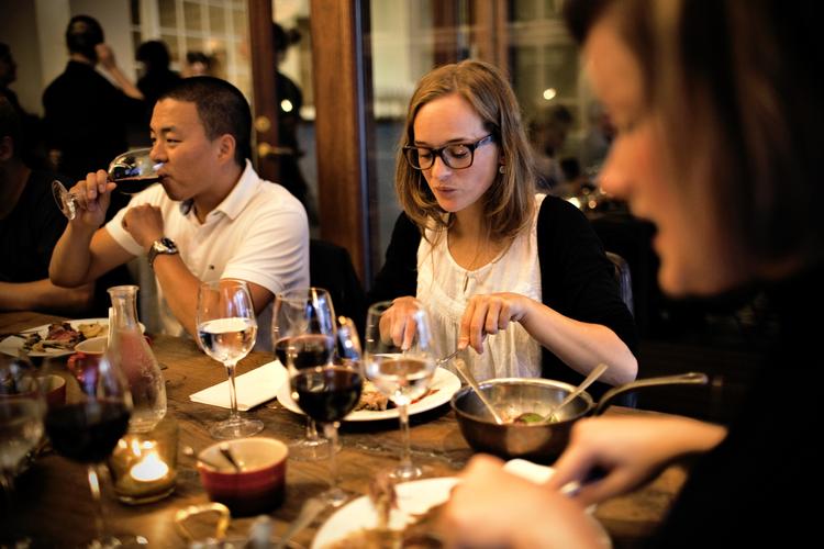Gæsterne spiste hurtigt på tre restauranter i byen tirsdag aften. 