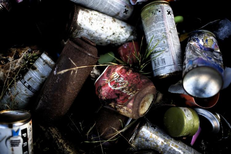 sVINERI. Én ting er, at det ikke pynter blandt mælkebøtter og bellis i forårets grøftekanter, men værre er, at det tager op til 500 år, før dåserne er nedbrudt. 