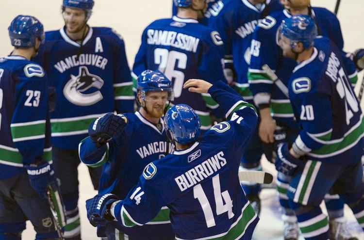 Videre. Der var vild jubel i Vancouver efter den dramatiske sejr i overtiden mod Chicago. 