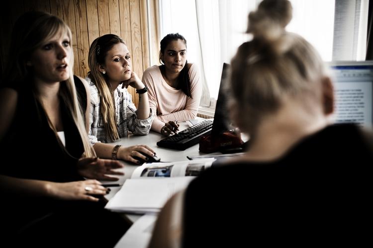 Undervisning. På Kongsholm Gymnasium er eleverne fra 2.T. i færd med et projektarbejde. Fra venstre er det Meera Varma, Søs Jensen, Simone Dræby og Astrid Staffe. 