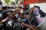 Vrede. En syrisk demonstrant viser sin vrede ved at banke skoen mod et billede af den syriske præsident Bashar Assad. Episoden fandt sted foran den syriske ambassade i Kairo. 