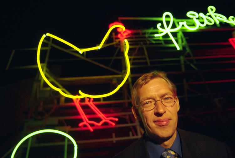 Symbol. Irmas administrerende direktør, Anders Josefsen, skulle naturligvis fotograferes foran Irma-hønen, da han blev ansat i 1999. 