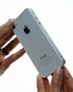 TÅLMODIGHED. Danske iPhone-fans kan nu få den nye iPhone 4 i hvid i udvalgte butikker, men antallet er dog begrænset i første omgang. 