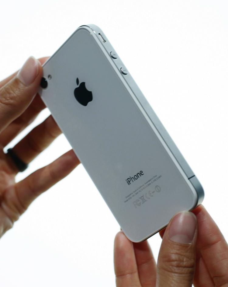 TÅLMODIGHED. Danske iPhone-fans kan nu få den nye iPhone 4 i hvid i udvalgte butikker, men antallet er dog begrænset i første omgang. 