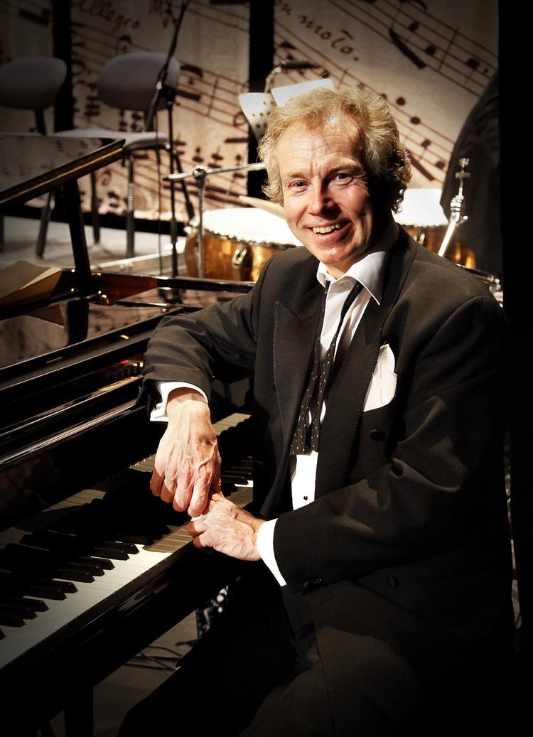 Institution. Henrik Krogsgaard er en kapelmester med menneskeligt gehør - og humør. 