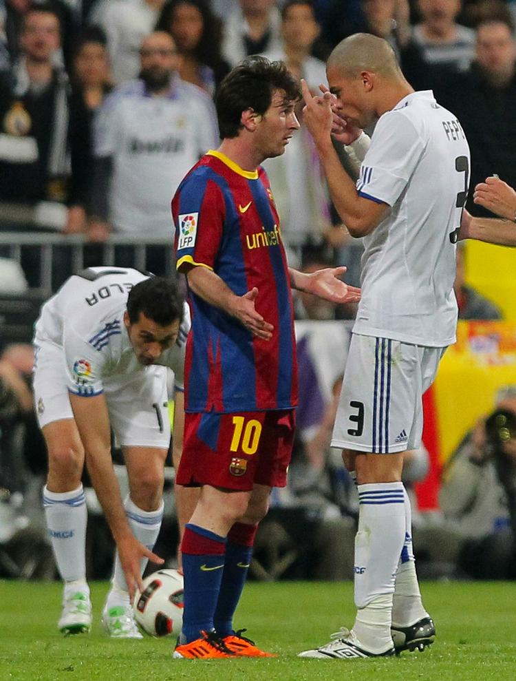Nøglespiller. Forsvarsspilleren Pepe (t.h.) er med stor succes blev brugt som defensivkraft på Real Madrid-midtbanen. I aften venter Lionel Messi for tredje gang på ti dage. 