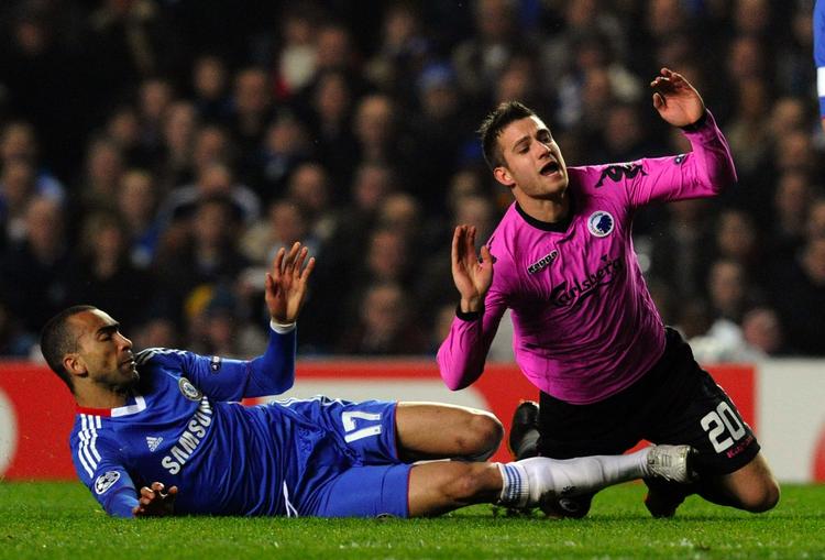 Skadet. Martin Vingaard (t.h.) måtte bæres fra Stamford Bridge i London, da FCK blev sendt ud af Champions League af de engelske mestre Chelsea. 