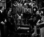 Yderst til højre ses Ace Frehley sammen med resten af Kiss. I dag har Frehley lagt make uppen på hylden, mens han stadig motionerer guitaren. 